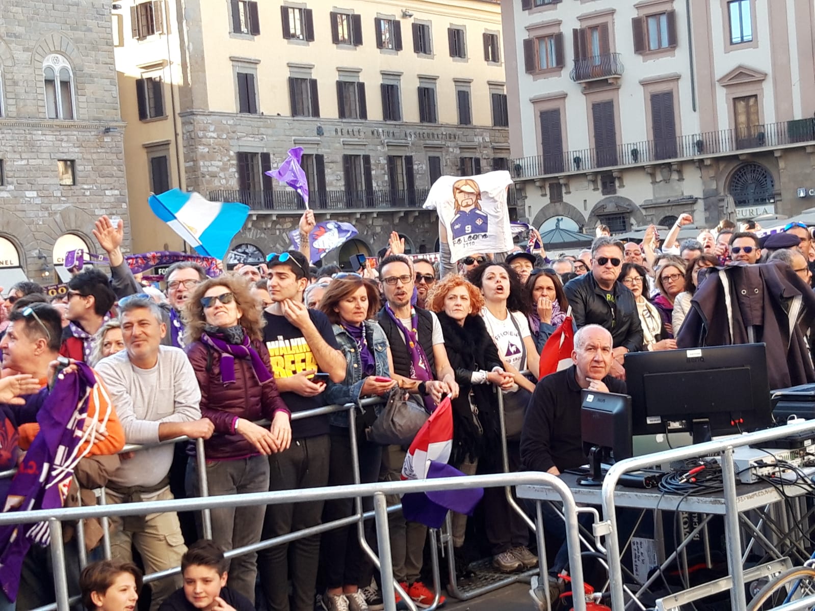 FOTO BatiDay, Piazza della Signoria strapiena per l'evento in onore di Batistuta