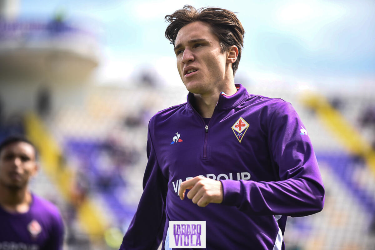 La Juventus vuole vendere Dybala e Douglas Costa per prendere Chiesa. Pronti 80 milioni per il talento viola - 