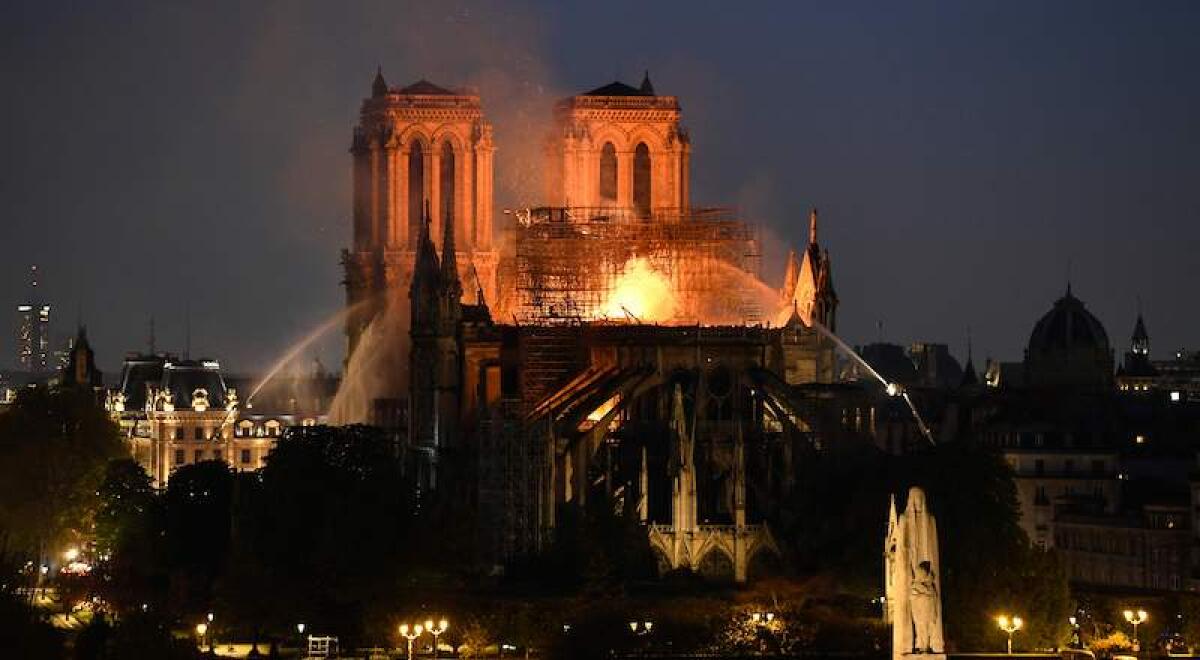 Firenze e le sue menti migliori in soccorso di Notre-Dame, così possono aiutare nella ricostruzione della meraviglia - Firefighters douse flames rising from the roof at Notre-Dame Cathedral in Paris on April 15, 2019. - A major fire broke out at the landmark Notre-Dame Cathedral in central Paris sending flames and huge clouds of grey smoke billowing into the sky, the