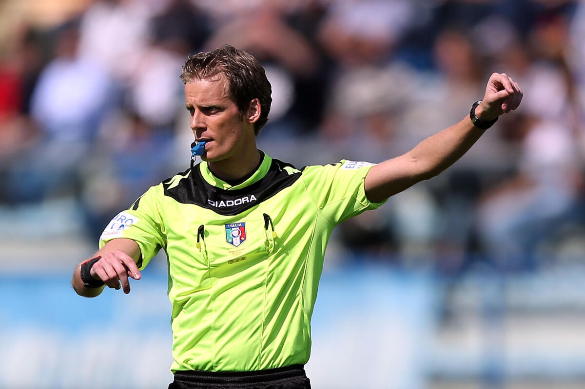 Moviola, manca un rosso a Beghetto per il fallo su Laurinì. Chiffi però sufficiente - EMPOLI, ITALY - MAY 01: Daniele Chiffi referee during the Serie A match between Empoli FC and Bologna FC at Stadio Carlo Castellani on May 1, 2016 in Empoli, Italy.  (Photo by Gabriele Maltinti/Getty Images)
