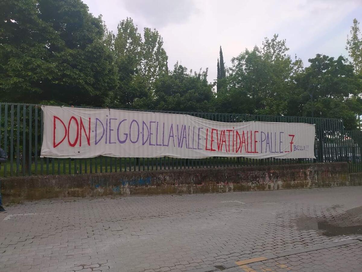 FIORENTINA, STRISCIONE DEL 7 BELLO CONTRO LA PROPRIETÀ ALLO STADIO - 