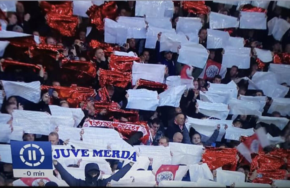 (FOTO): ad Amsterdam spunta la sciarpa “Juve mer**” nella coreografia dell’Ajax - 