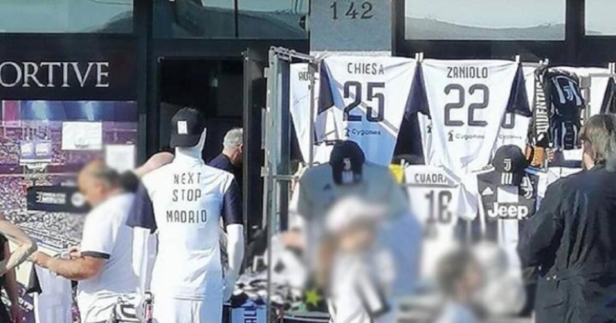 FOTO, a Torino sono già sicuri di avere Chiesa, maglia bianconera con il suo nome allo Juventus Stadium - 