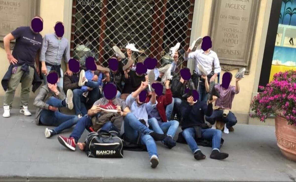 (FOTO) Ironia gruppo "Indipendenti" davanti a negozio Hogan dei fratelli Della Valle - 