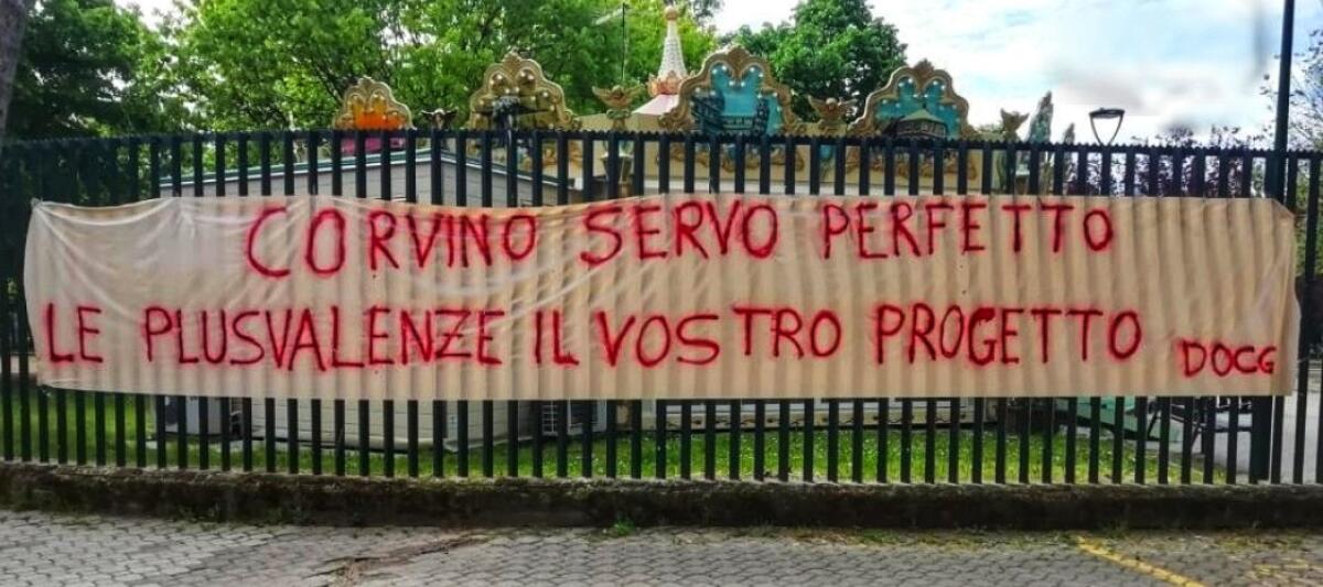 "Corvino servo perfetto, le plusvalenze il vostro progetto" striscione contro il direttore generale viola - 