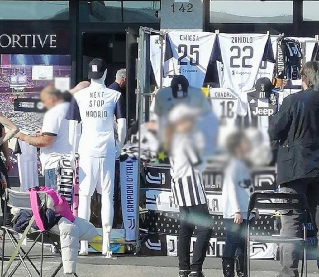 FOTO, a Torino sono già sicuri di avere Chiesa, maglia bianconera con il suo nome allo Juventus Stadium