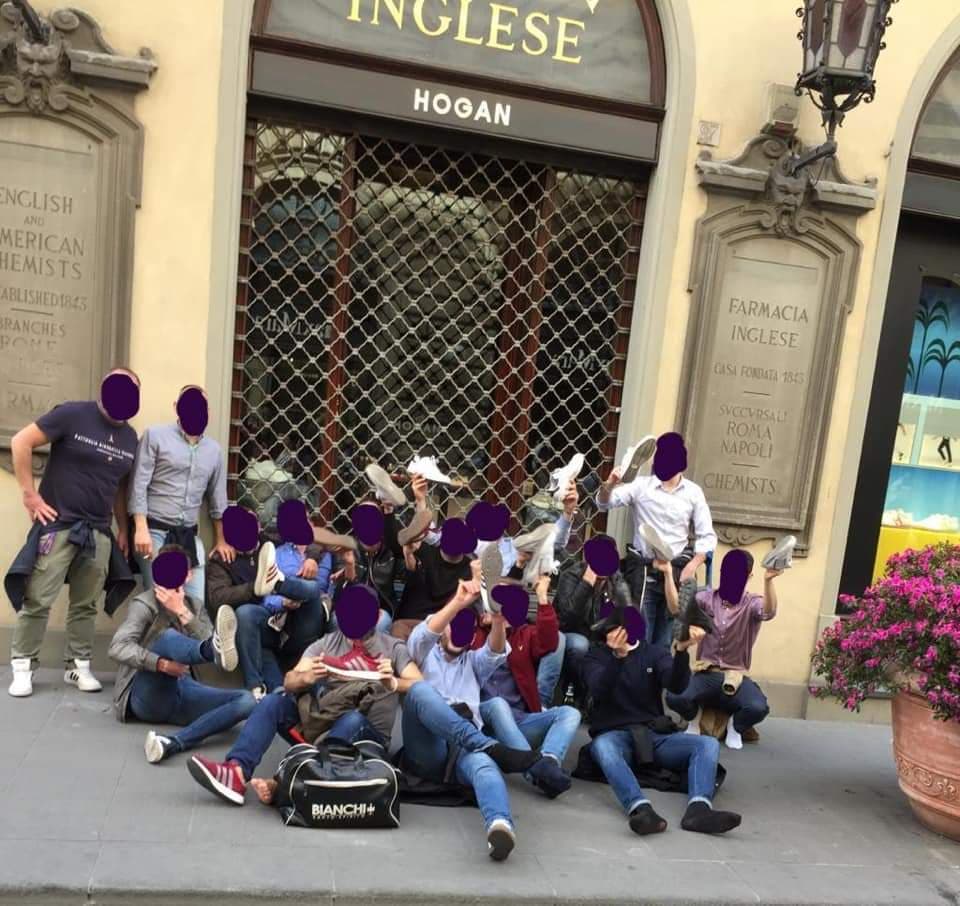 (FOTO) Ironia gruppo "Indipendenti" davanti a negozio Hogan dei fratelli Della Valle