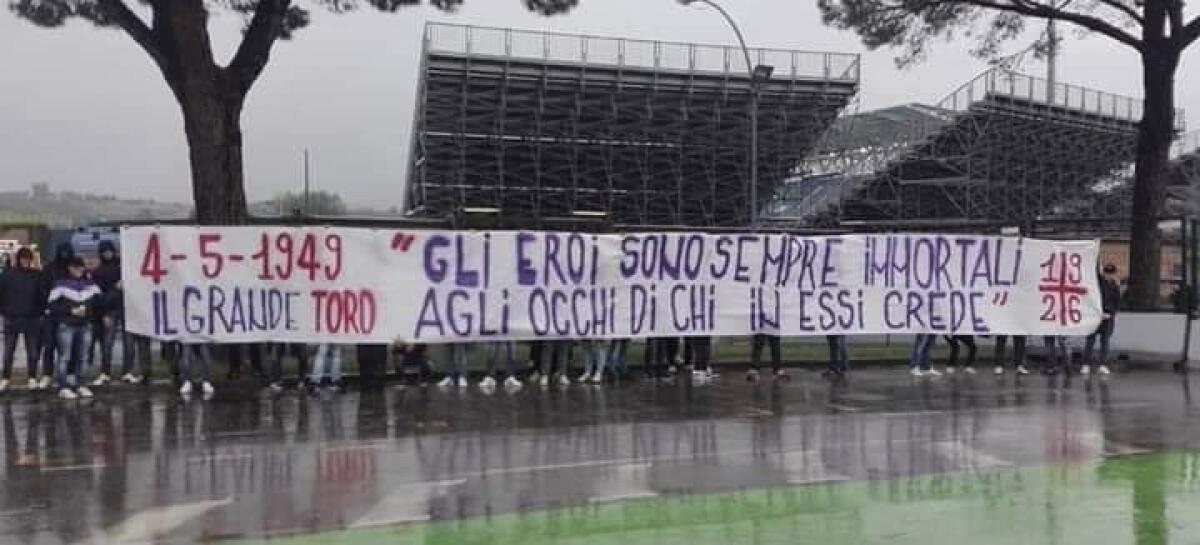 (FOTO): “Gli eroi sono sempre immortali, agli occhi di chi in essi crede”. La firma degli unonoveduesei per il Grande Torino - 