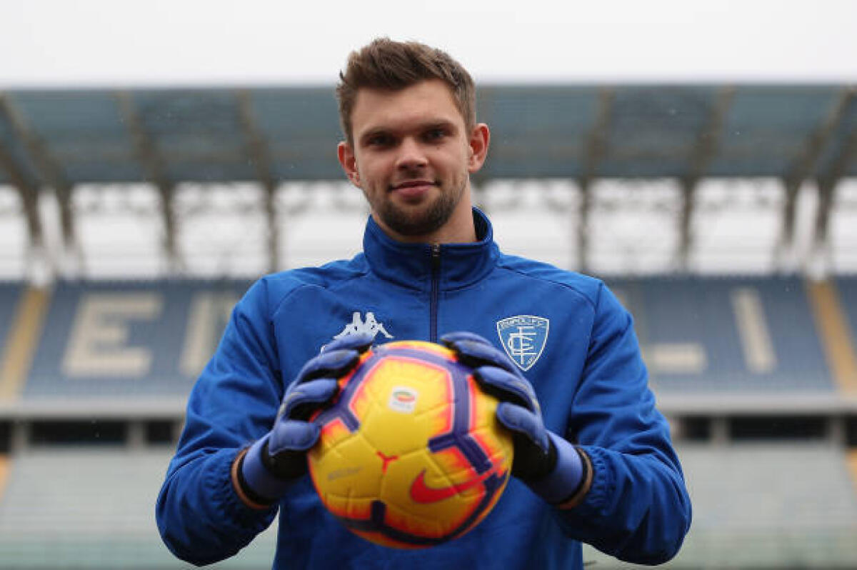 Dragowski: "La parata su Vlahovic? Ho indovinato l'angolo e ho salvato. Possiamo vincere le prossime tre.." - EMPOLI, ITALY - JANUARY 22: New signing Bartlomieji Dragoski of Empoli FC is unveiled on January 22, 2019 in Empoli, Italy.  (Photo by Gabriele Maltinti/Getty Images)