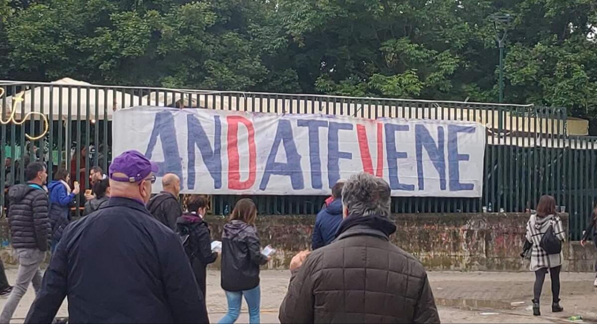 Fuori lo stadio Franchi lo striscione dei tifosi viola contro i Della Valle: "AnDateVene" - 