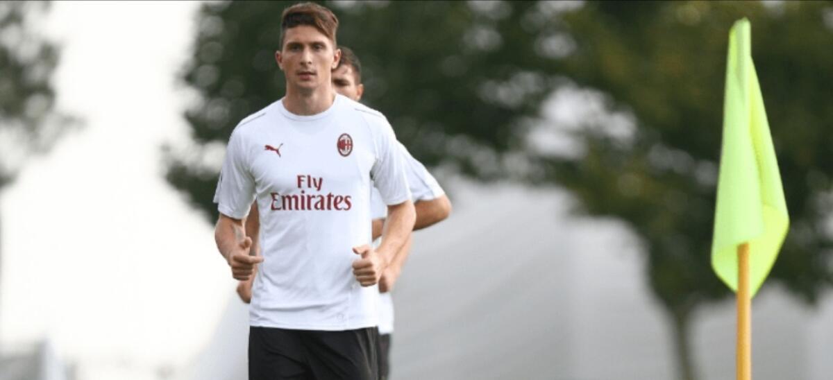 Sky Sport, Mattia Caldara potrebbe saltare la partita contro la Fiorentina per infortunio al ginocchio - 