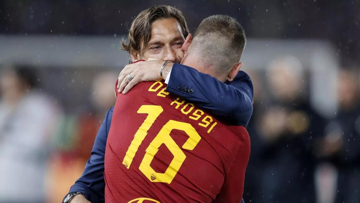 De Rossi, i senatori e la congiura contro Totti, lo volevano fuori da Trigoria. E DDR minacciò la società... - 