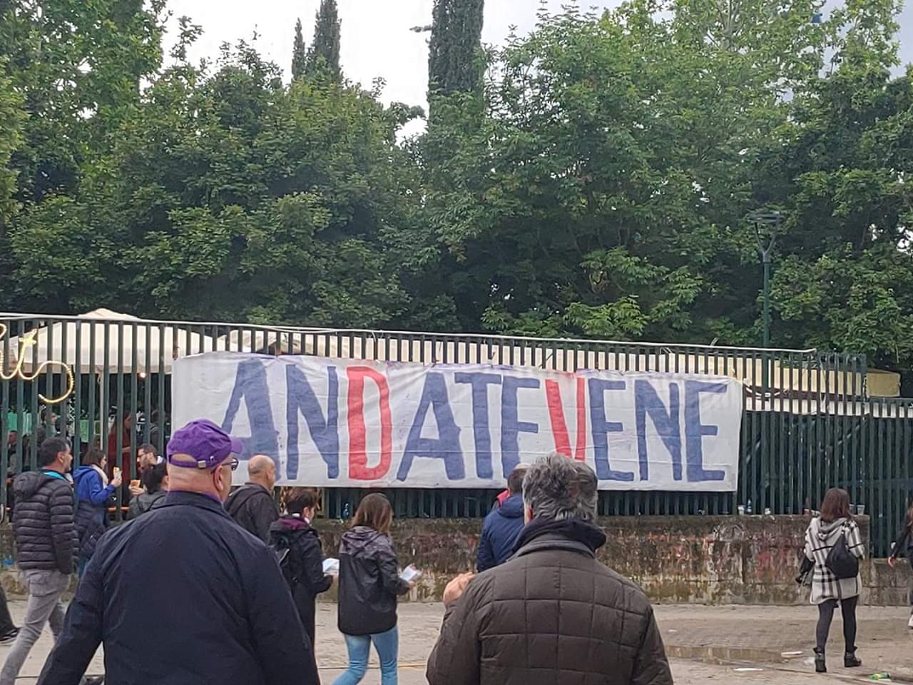 Fuori lo stadio Franchi lo striscione dei tifosi viola contro i Della Valle: "AnDateVene"