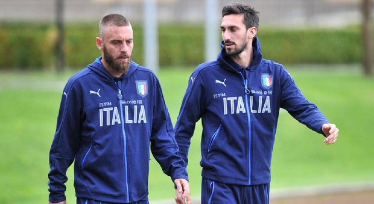 Gazzetta, la scelta di De Rossi per la Fiorentina anche per Davide Astori. Ma si è preso alcuni giorni per pensarci... - Foto LaPresse - Jennifer Lorenzini
19/05/2016 Firenze ( Italia)
Nazionale Italiana calcio
Raduno della Nazionale italiana di calcio, Centro Tecnico Federale di Coverciano  
Nella foto: Daniele De Rossi, Davide Astori

Photo LaPresse - Jennifer Lorenz