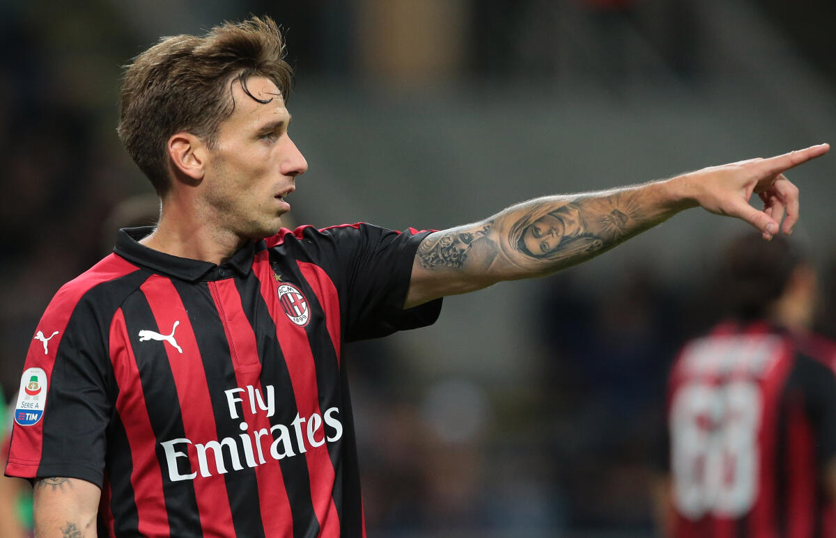 Il Milan vuole far partire Biglia a costo zero. A Montella piace molto il centrocampista argentino - MILAN, ITALY - OCTOBER 21:  Lucas Biglia of AC Milan gestures during the Serie A match between FC Internazionale and AC Milan at Stadio Giuseppe Meazza on October 21, 2018 in Milan, Italy.  (Photo by Emilio Andreoli/Getty Images)