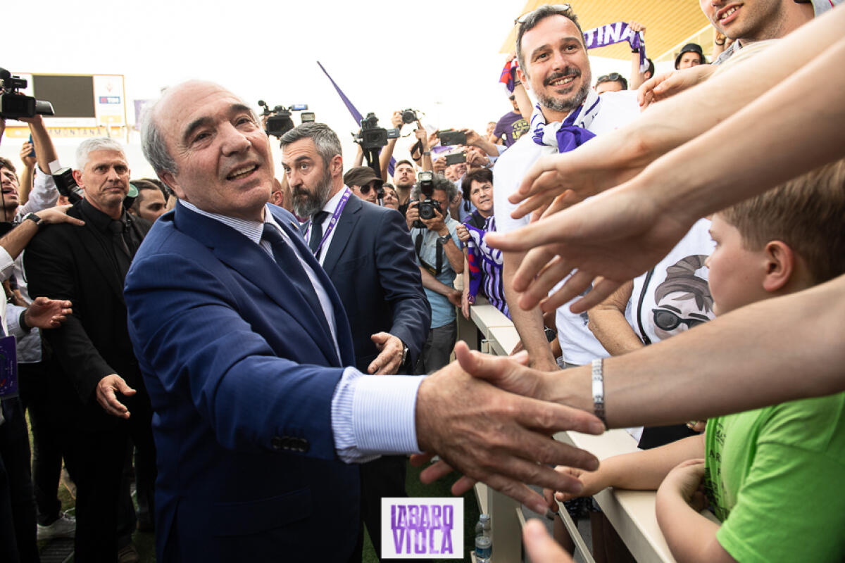 Tifoso viola a Commisso: "Non prendiamo Balotelli, è testa calda" la risposta: "Basta raddrizzarlo" - Firenze, stadio Franchi, 06/06/2019, presentazione Rocco B. Commisso, foto Fiorenzo Sernacchioli. Copyright Labaroviola.com