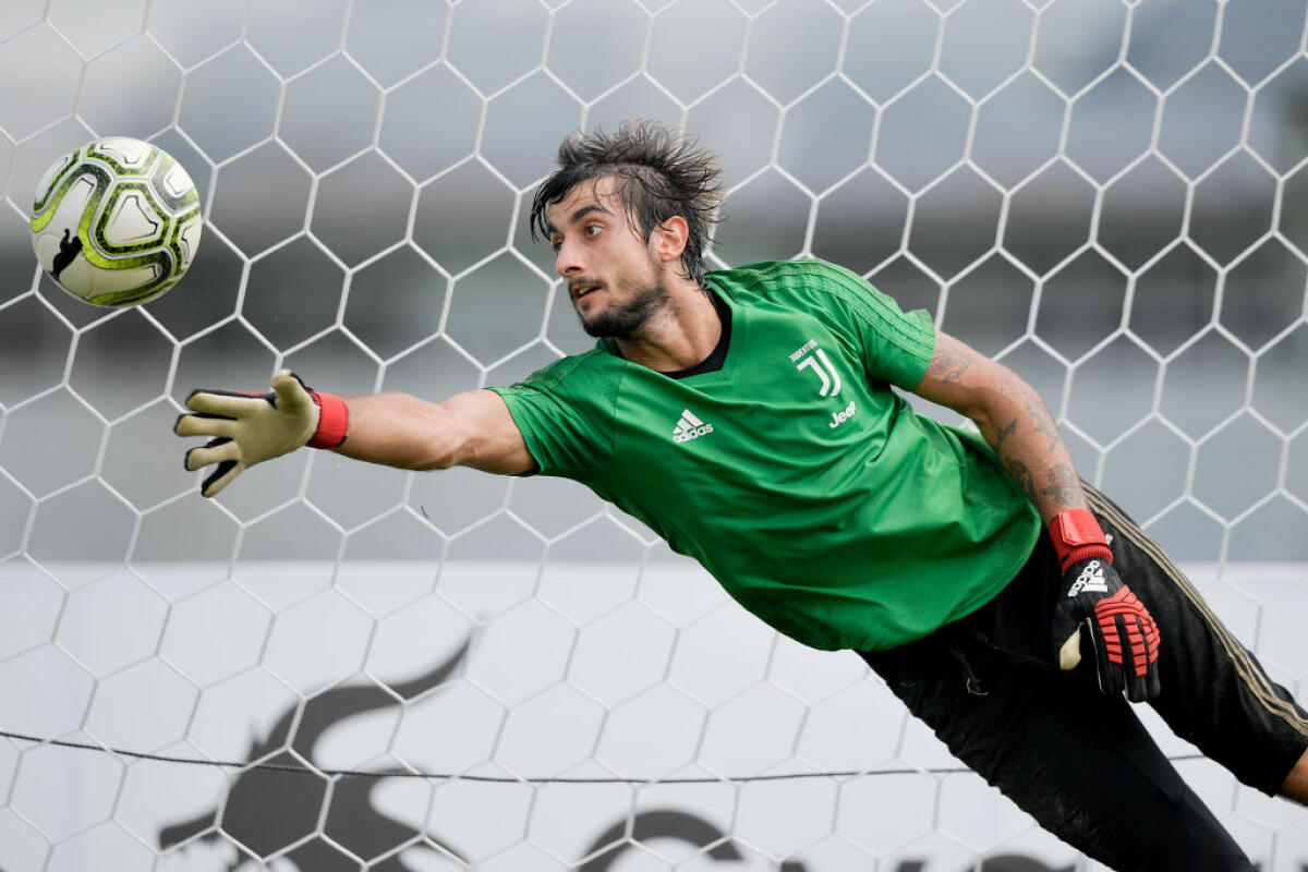 Da Torino, la Juventus per Chiesa offre alla Fiorentina anche il cartellino di Mattia Perin - BASKING RIDGE, NJ - AUGUST 03:  Juventus player Mattia Perin during a Juventus training session at Pingry School on August 3, 2018 in Basking Ridge, New Jersey.  (Photo by Daniele Badolato - Juventus FC/Juventus FC via Getty Images)