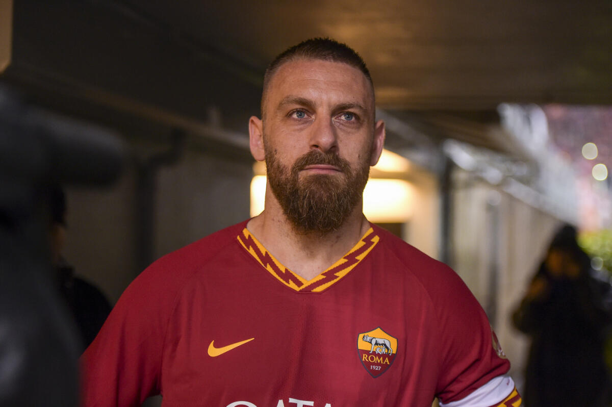 "Penso che De Rossi andrà alla Fiorentina, grande colpo mediatico e tecnico. Pradè..." - Foto Fabio Rossi/AS Roma/LaPresse
26/05/2019 Roma(Italia)
Sport Calcio
Roma-Parma
Campionato Italiano Serie A TIM 2018/2019 - Stadio Olimpico
Nella foto: Daniele De Rossi nella sua ultima partita da calciatore


Photo Fabio Rossi/AS Roma/LaPresse
26/