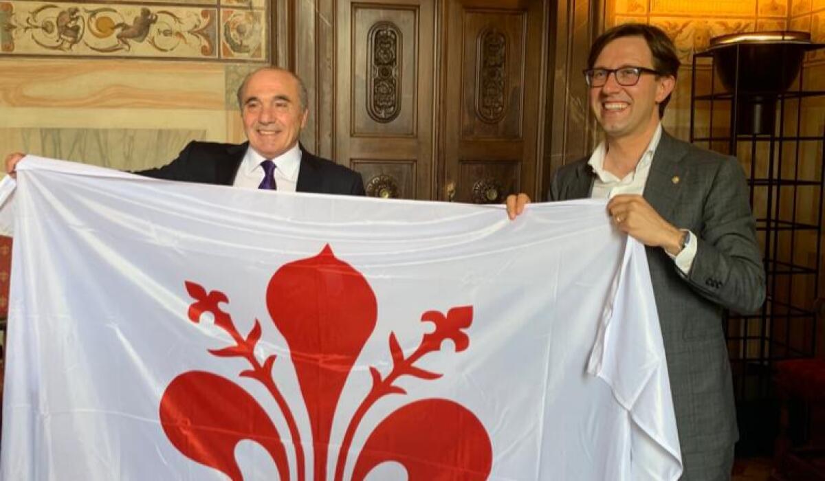 Nardella e Commisso insieme a Palazzo Vecchio: "Grazie Rocco per l'entusiasmo per Firenze e la Fiorentina" - 