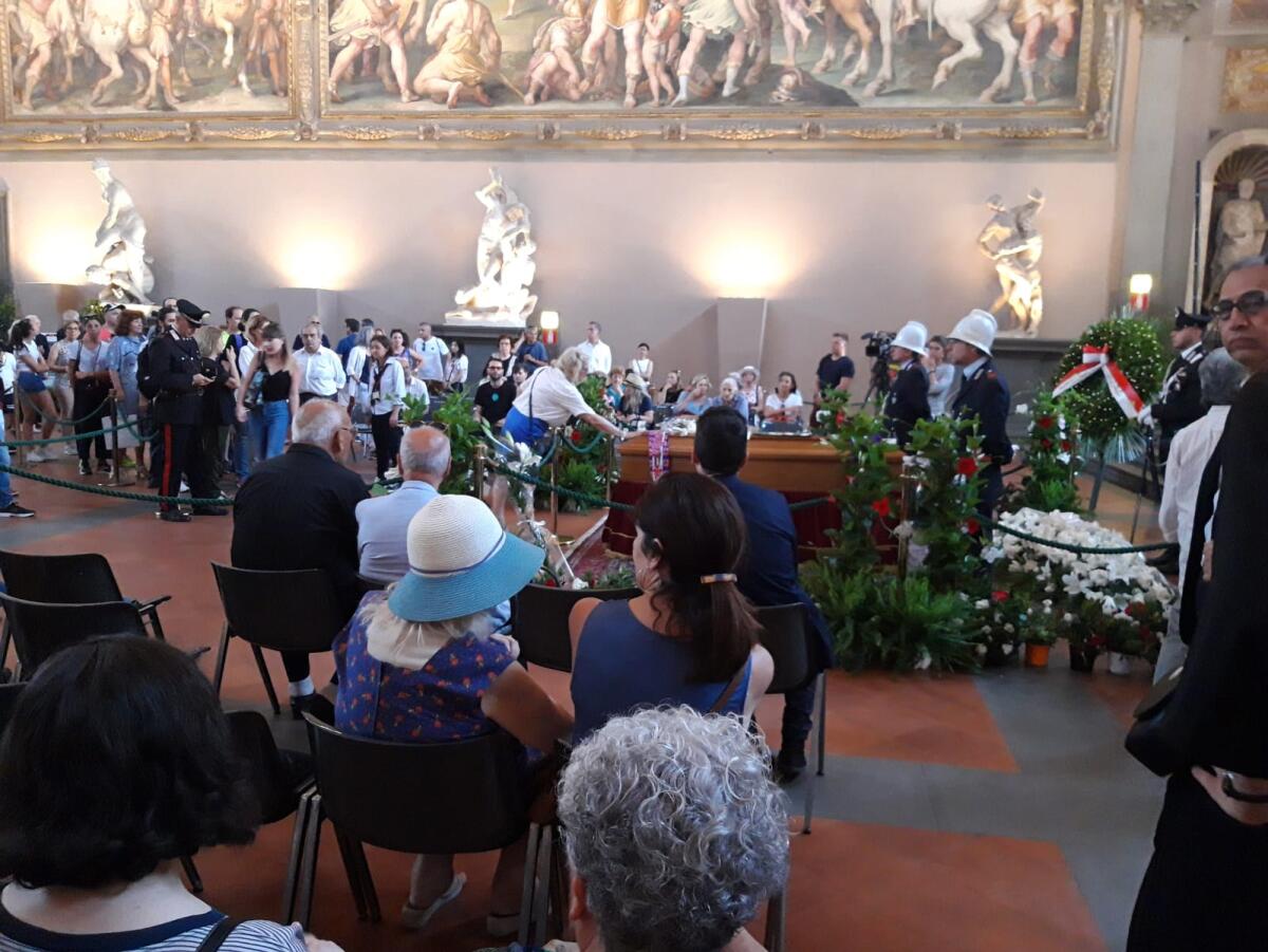 (FOTO): tutta Firenze per Zeffirelli al salone dei Cinquecento. Camera ardente aperta fino alle 23.00 - 