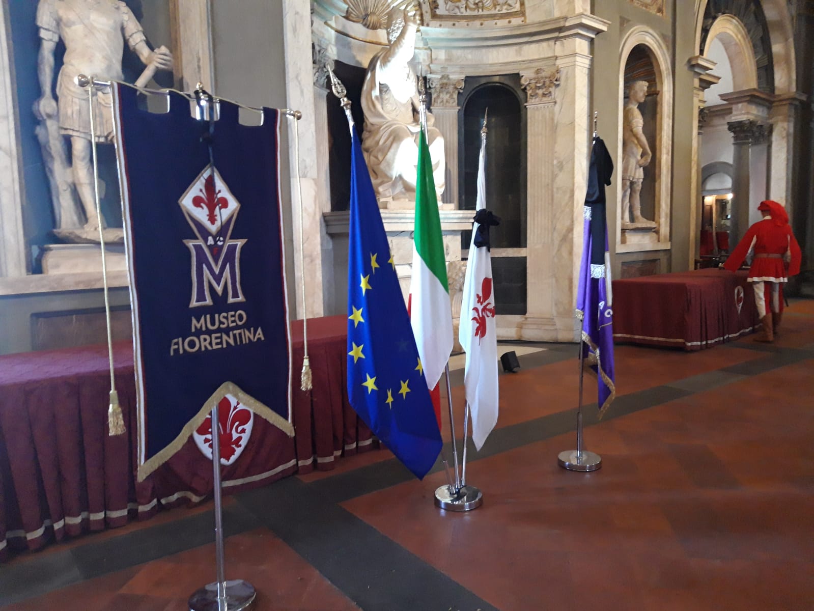 (FOTO): tutta Firenze per Zeffirelli al salone dei Cinquecento. Camera ardente aperta fino alle 23.00