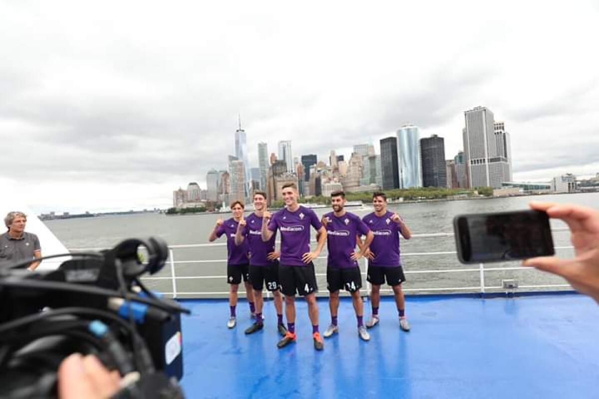 (FOTO) Ecco presentata la nuova maglia viola. C'è anche Chiesa tra i modelli scelti.. - 