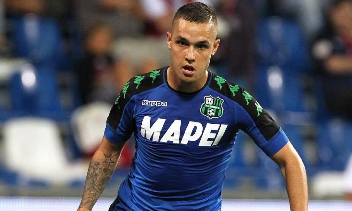 Lirola ha accettato la Fiorentina, ma il Sassuolo chiede ai viola una montagna di soldi - 