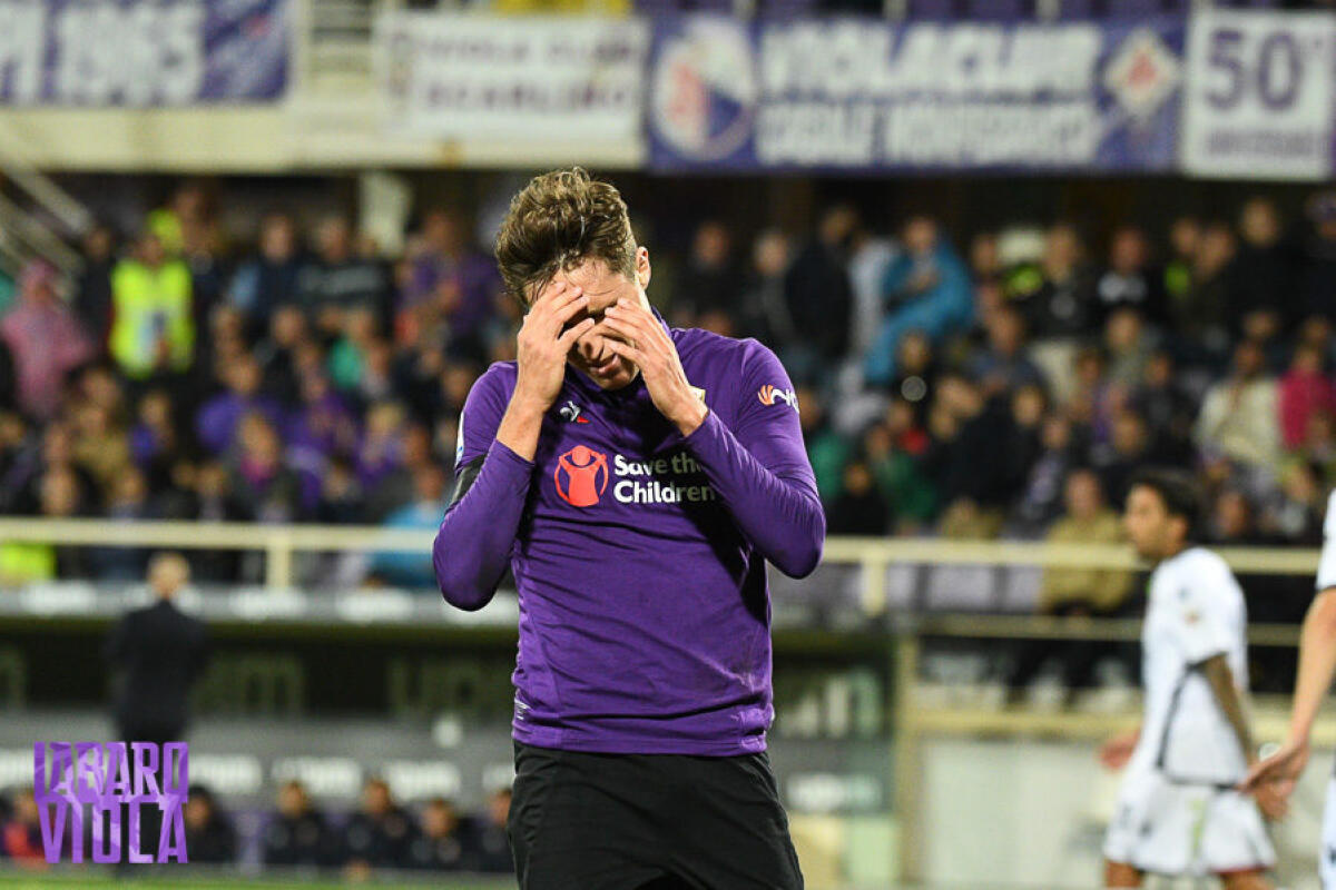 #TRATTENERNEUNOPEREDUCARNECENTO, UN HASHTAG PER FEDERICO CHIESA... CHE SI ADEGUA MA NON CAPISCE. ROCCO DETTA LA LINEA: FAMIGLIA, LAVORO E SACRIFICIO. E CHIEDE A FIRENZE DI AVERE PAZIENZA. L'EDITORIALE DI STEFANO BORGI. - Firenze, stadio Artemio Franchi, 21.10.2018, Fiorentina-Cagliari, Foto Fiorenzo Sernacchioli. Copyright Labaroviola.com, Chiesa