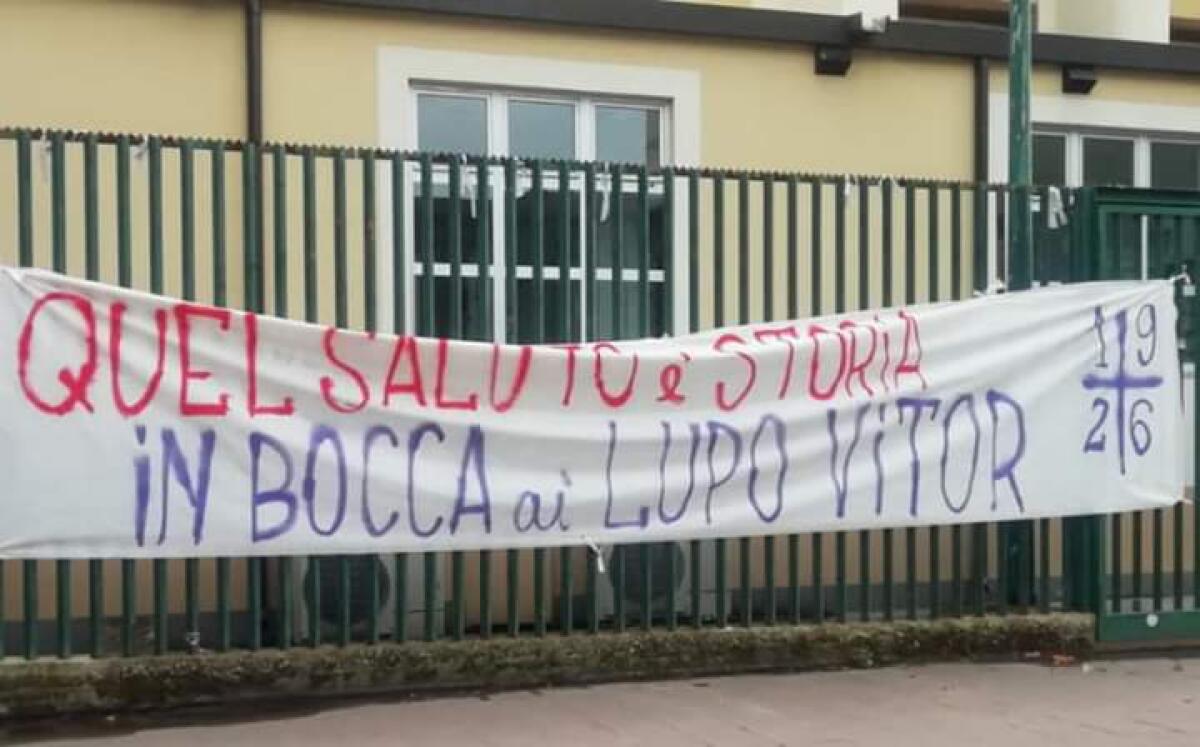 (FOTO) Unoveduesei saluta l'addio di Vitor Hugo con uno striscione al Franchi.. - 