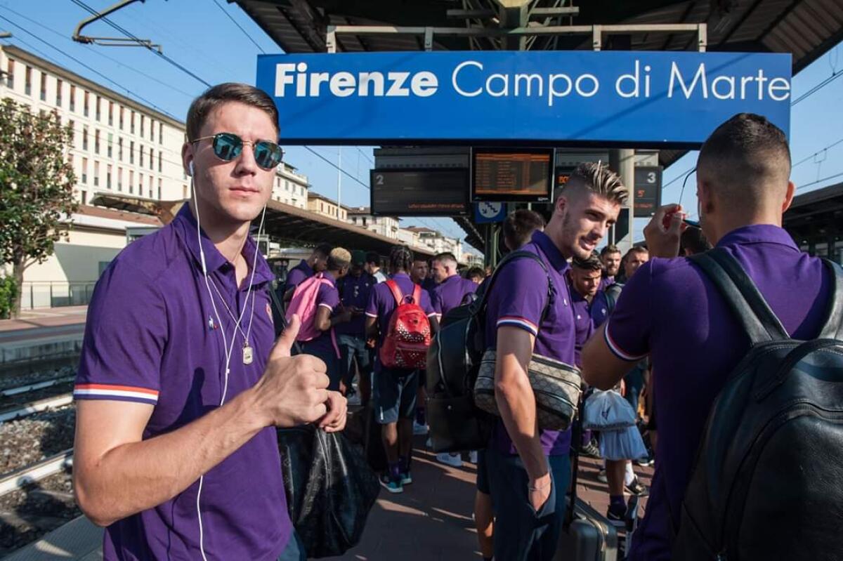 La Fiorentina parte da Firenze alla volta di Trento, poi raggiungerà Moena in pullman. Ecco le foto - 