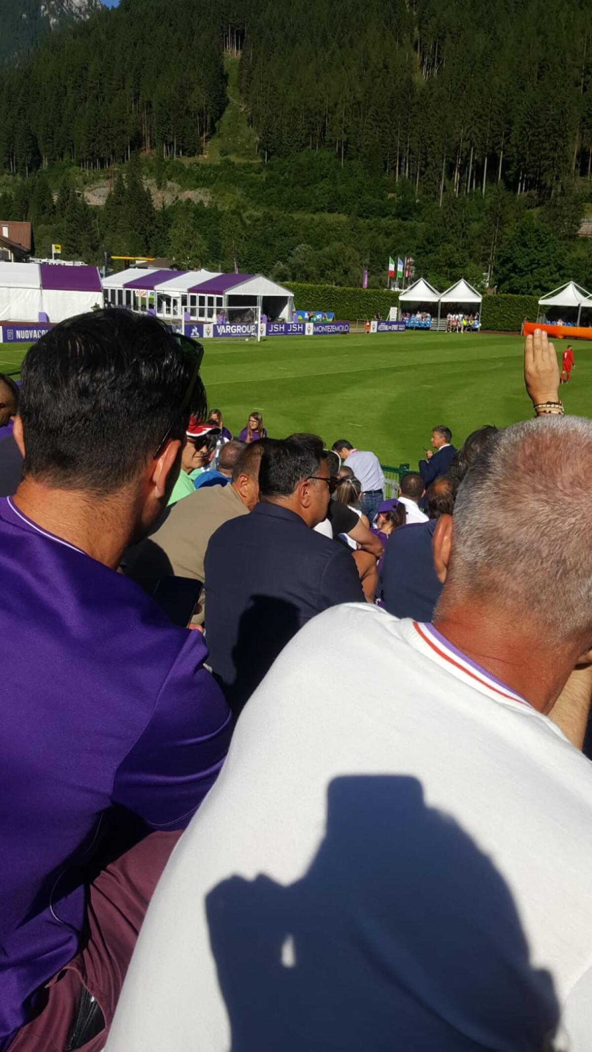 Moena, Barone assiste alla prima partita amichevole della viola insieme ai tifosi allo stadio Benatti - 