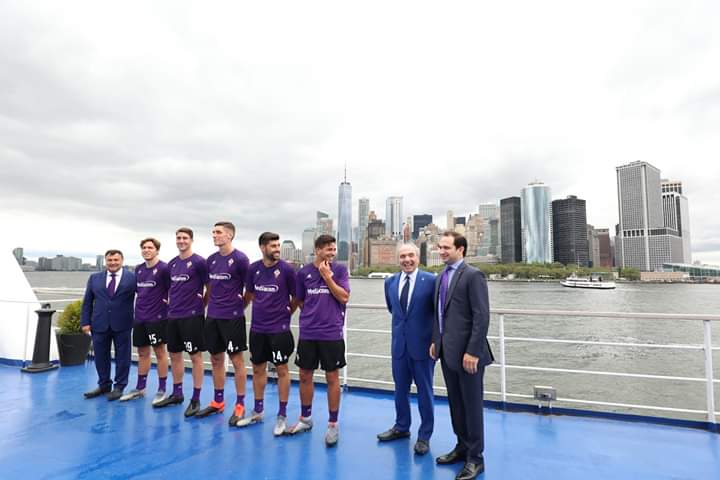 (FOTO) Ecco presentata la nuova maglia viola. C'è anche Chiesa tra i modelli scelti..