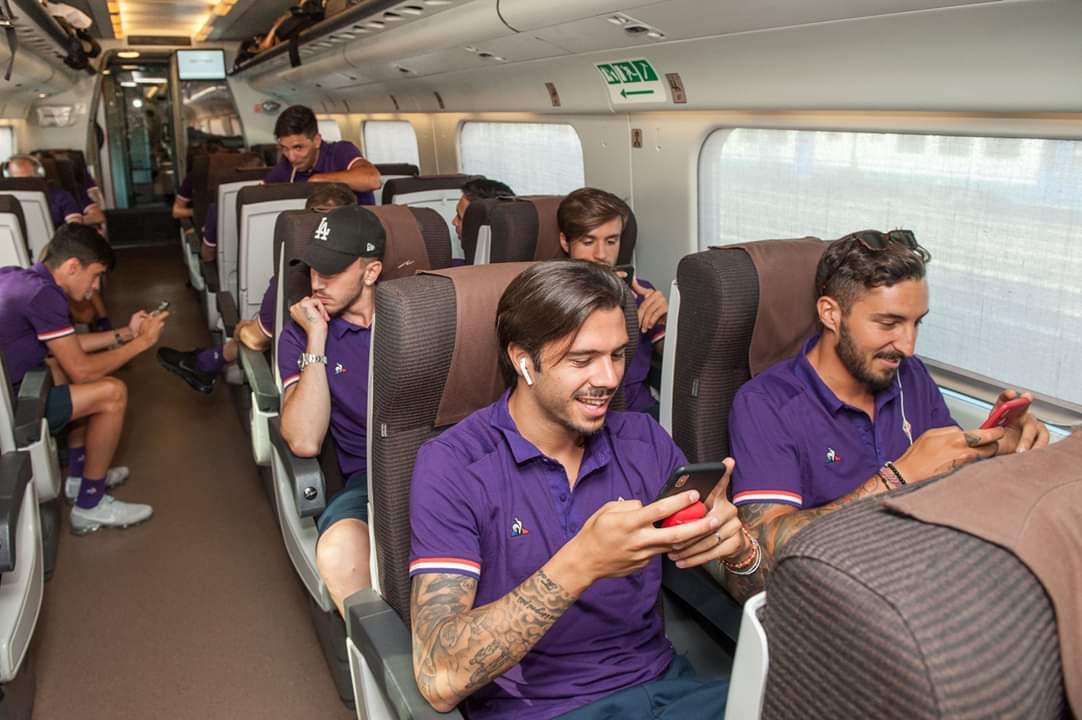 La Fiorentina parte da Firenze alla volta di Trento, poi raggiungerà Moena in pullman. Ecco le foto