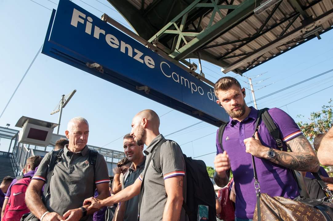 La Fiorentina parte da Firenze alla volta di Trento, poi raggiungerà Moena in pullman. Ecco le foto