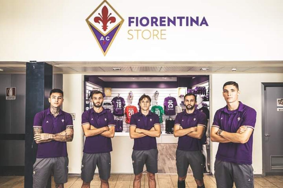 Squadra arrivata nella sede del ritiro. Prima del volo la visita al Fiorentina Store Aeroporto(FOTO) - 