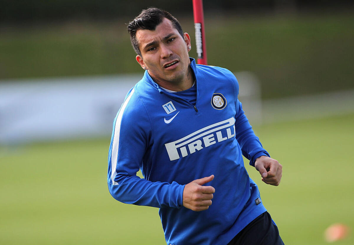 Medel è un nuovo giocatore del Bologna. Arriva dal Besiktas. Ecco il comunicato ufficiale - COMO, ITALY - MAY 03:  Gary Alexis Medel of FC Internazionale Milano looks on during the FC Internazionale training session at the club's training ground "La Pinetina" on May 3, 2016 in Como, Italy.  (Photo by Marco Luzzani - Inter/Inter via Getty Im