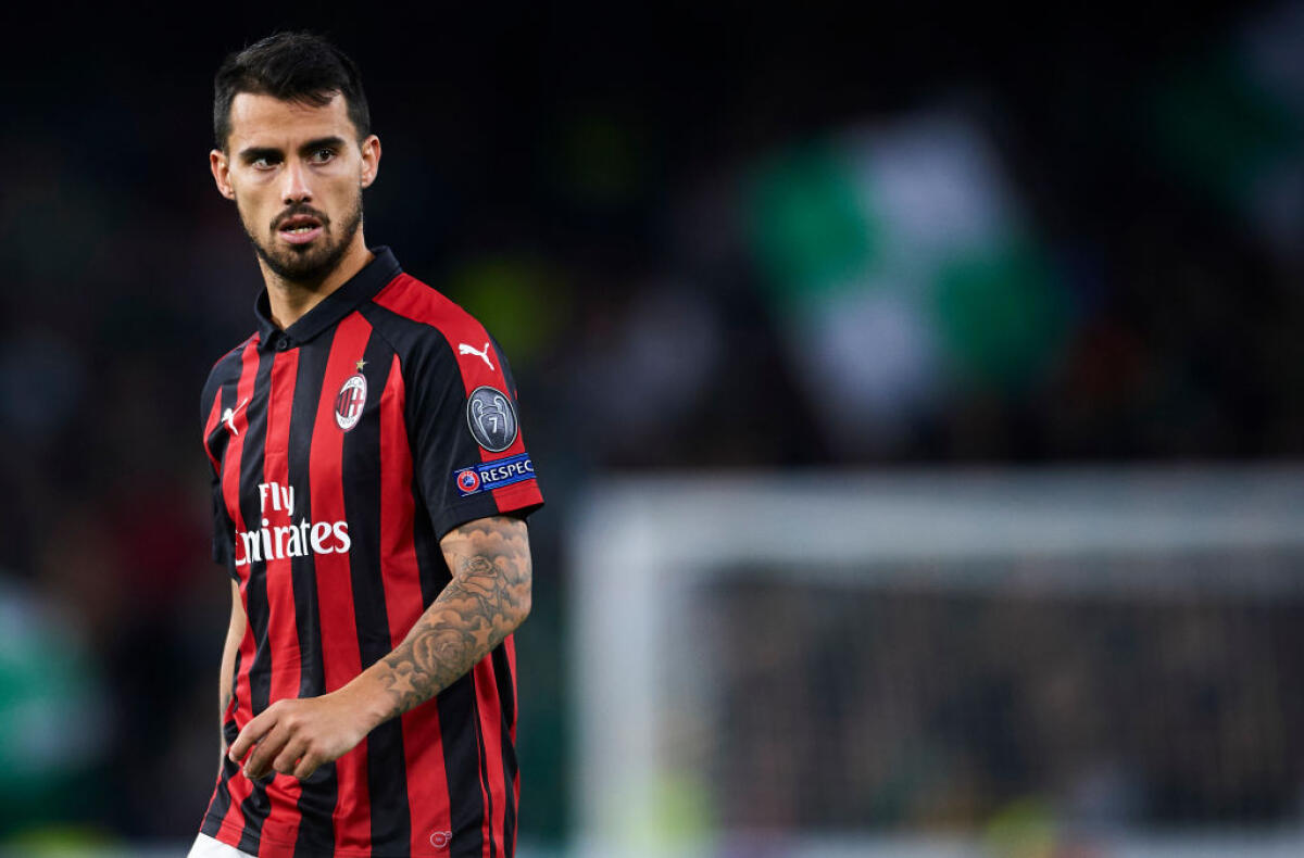 Sky Sport, si allontana la pista Suso per la Fiorentina. È al centro del progetto rossonero - SEVILLE, SPAIN - NOVEMBER 08:  Suso of AC Milan looks on during the UEFA Europa League Group F match between Real Betis and AC Milan at Estadio Benito Villamarin on November 8, 2018 in Seville, Spain.  (Photo by Aitor Alcalde/Getty Images)