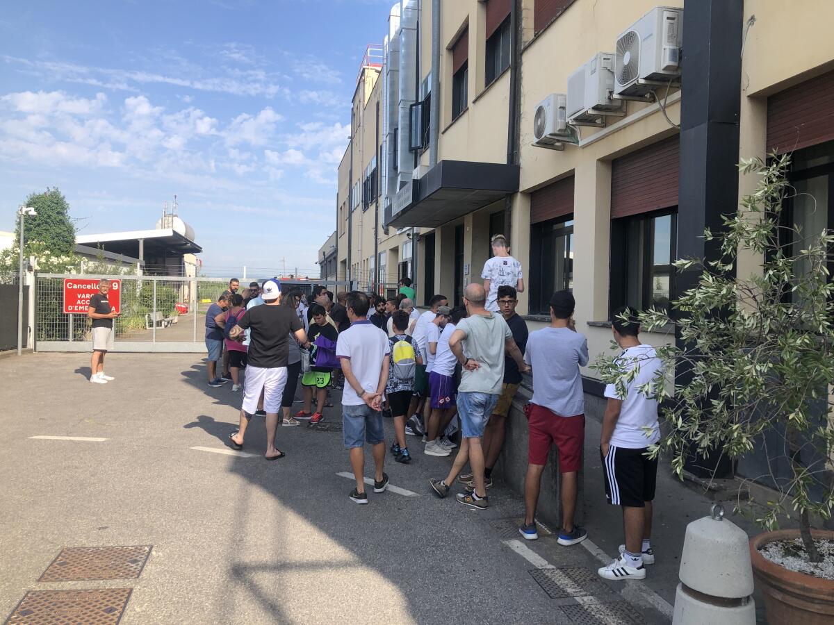 (FOTO): Peretola, circa 60 persone in attesa di Ribery - 