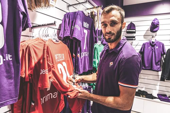 Squadra arrivata nella sede del ritiro. Prima del volo la visita al Fiorentina Store Aeroporto(FOTO)