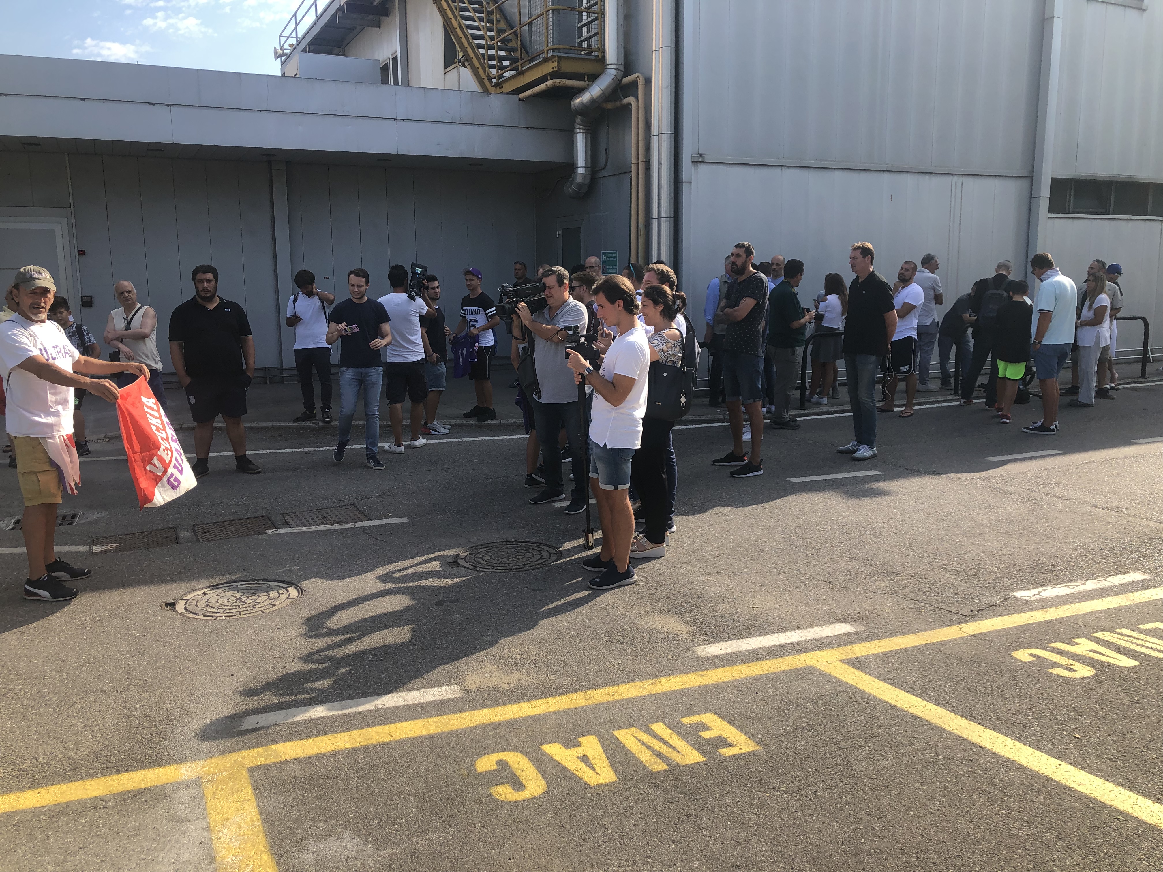 (FOTO): Peretola, circa 60 persone in attesa di Ribery