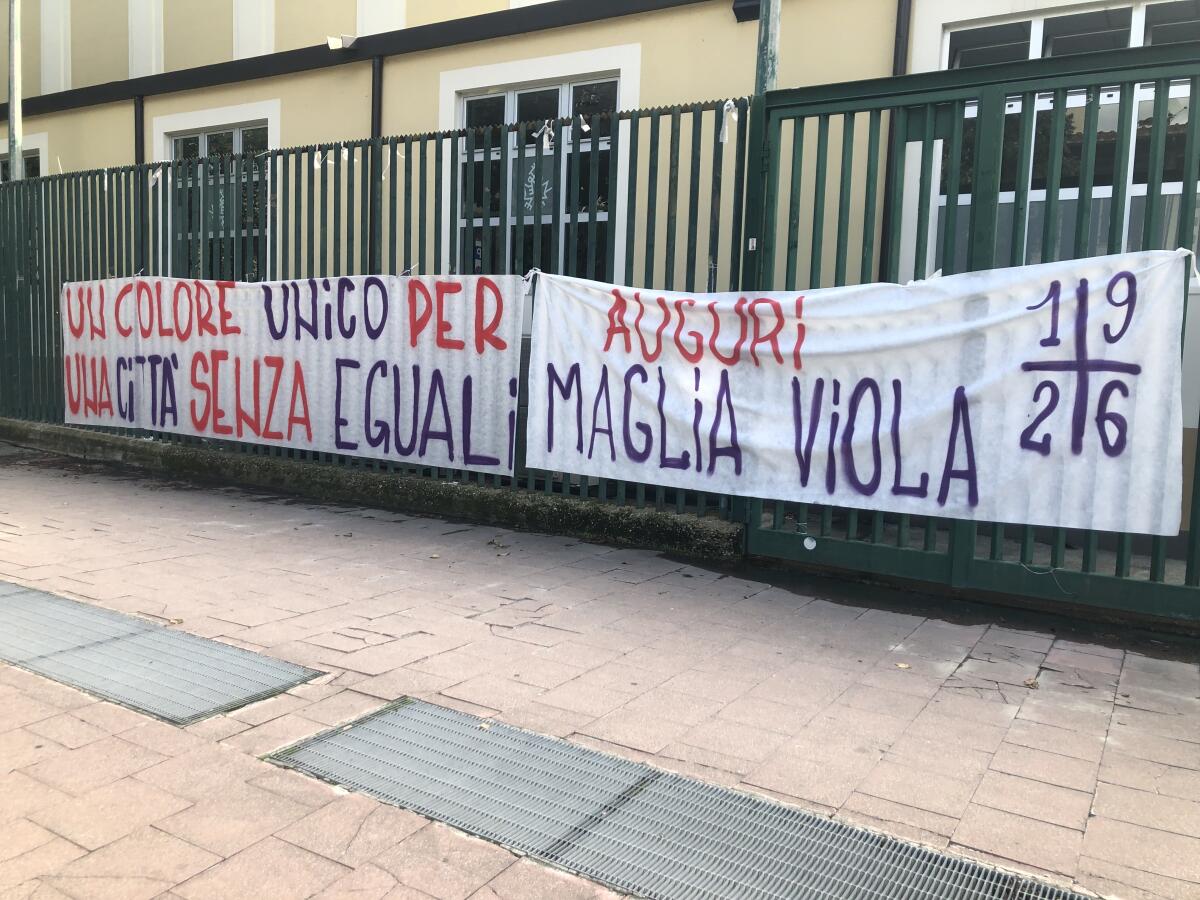 (FOTO): "Un colore unico per una città senza eguali. Auguri maglia viola" firmato unonoveduesei - 
