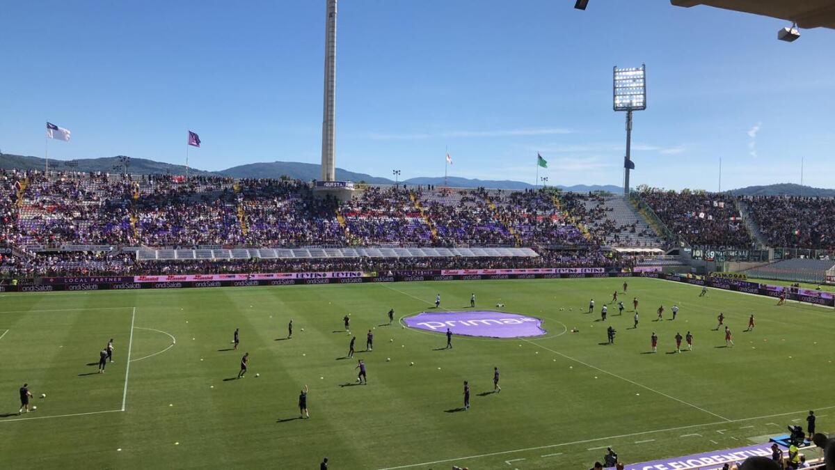 Fiorentina - Juve, squadre adesso in campo per il riscaldamento: bianconeri sommersi... - 