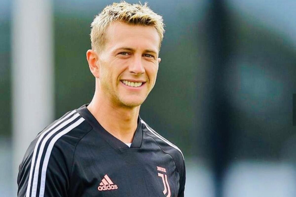 La Juventus ha già scaricato Bernardeschi, offerto come contropartita per avere Rakitic. Rifiuto blaugrana - 