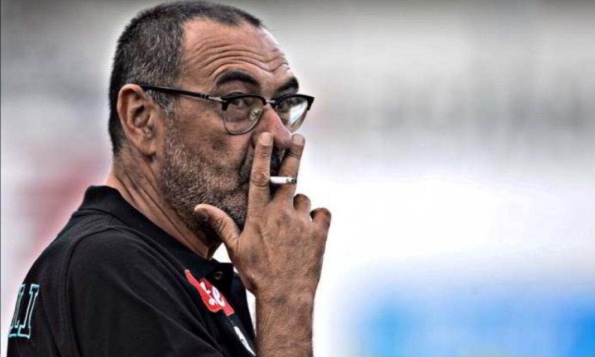 Maurizio Sarri torna in campo alla Continassa a dirigere l'allenamento dei bianconeri. Assenti - 
