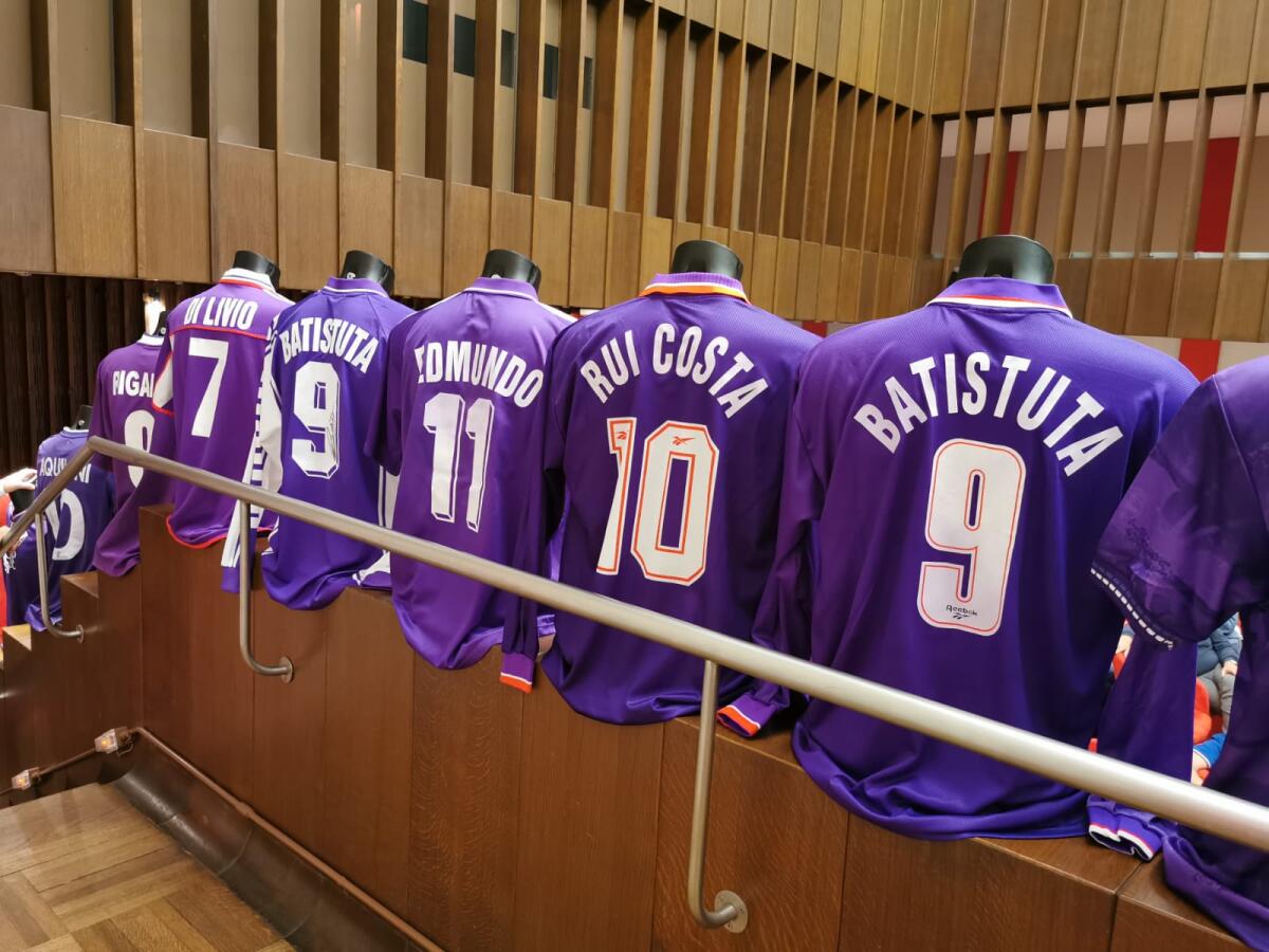 I 90 anni della maglia viola. Il Museo Fiorentina e "La Nazione" premiano la maglia più bella. Vince la stagione '56-'57, con lo scudetto sul cuore - 