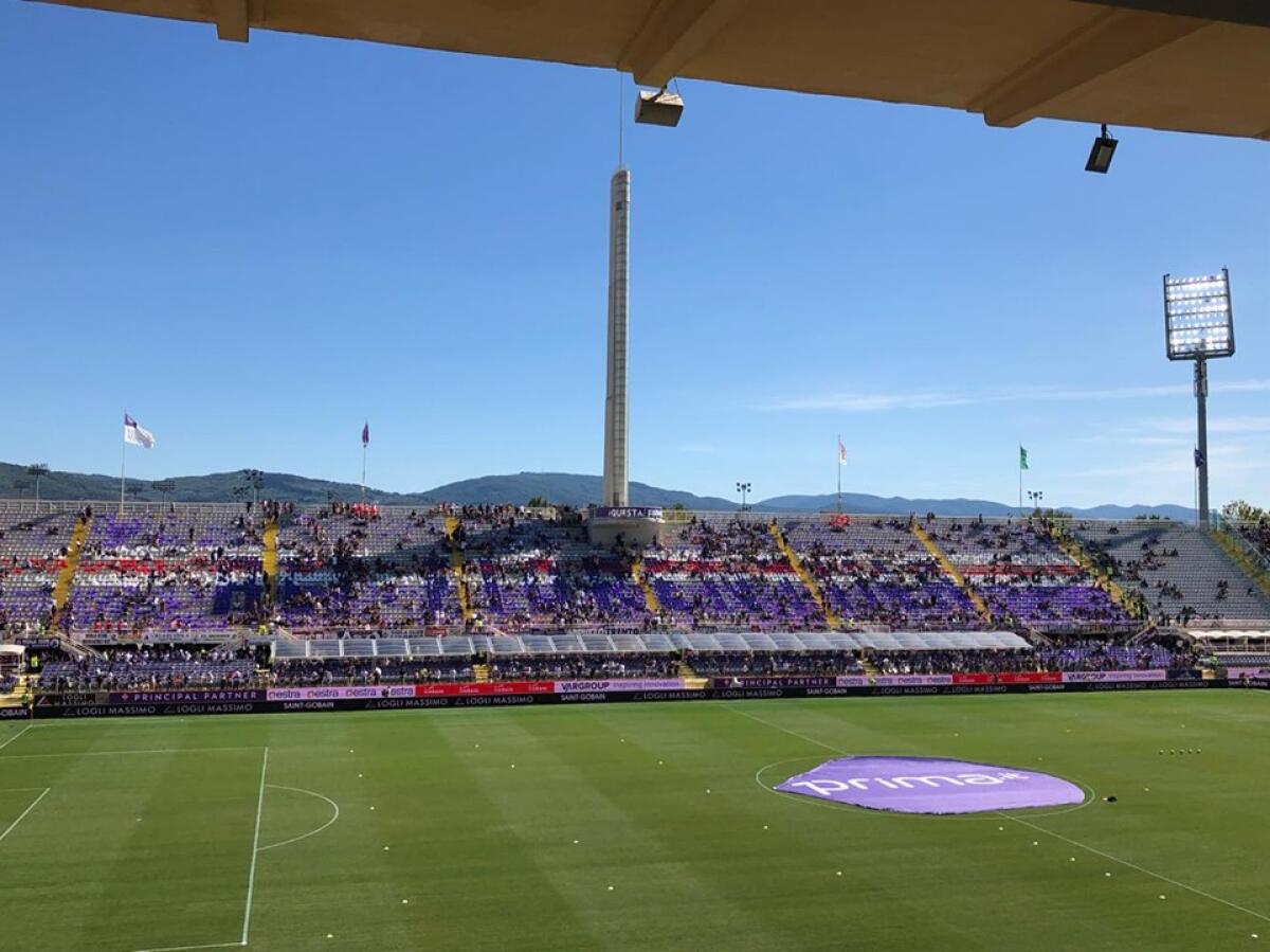 Coreografia già pronta in Maratona: migliaia di bandierine per sostenere la viola - 