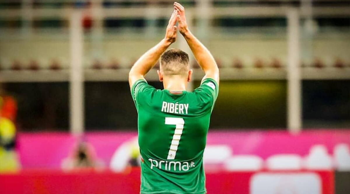 San Siro non aveva mai fatto una standing ovation per un avversario che gli aveva umiliati. Ribery da urlo - 