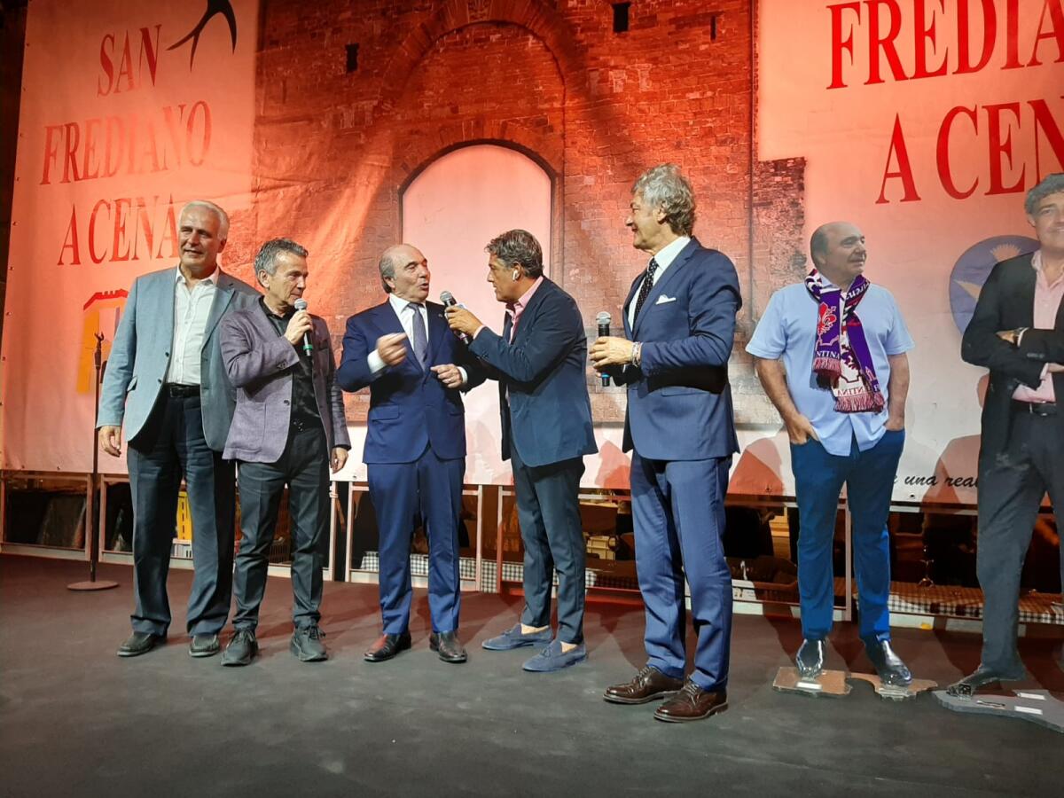 (VIDEO): Pupo al Torrino d’oro canta “Firenze Santa Maria Novella” e guai a chi parla male di Antognoni... - 