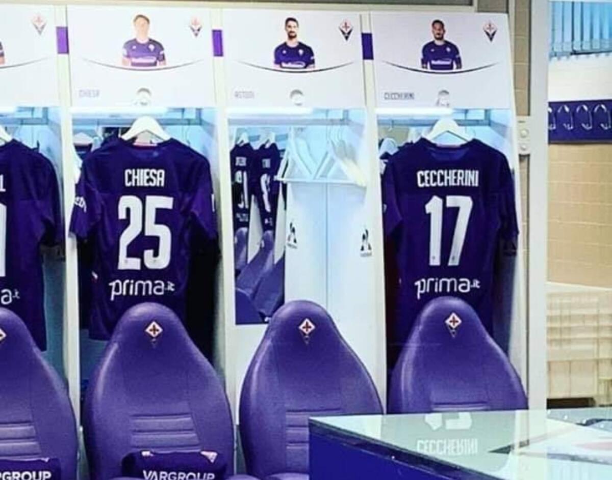 Astori ha sempre il suo posto nello spogliatoio del Franchi. La Fiorentina gli ha lasciato posto e armadietto segnato - 