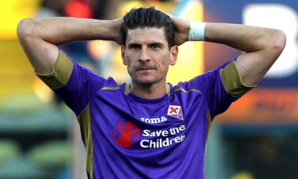 Mario Gomez, che brutta fine. Messo a passare il cencio per punizione allo Stoccarda - 